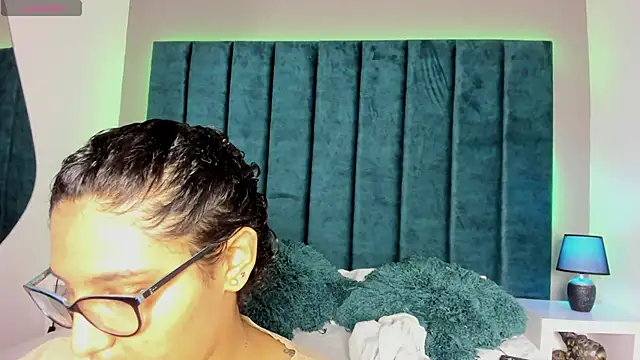 DanielleEvans  online show from December 3, 11:09 am