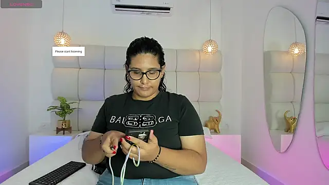 DanielleEvans  online show from November 22, 11:31 am