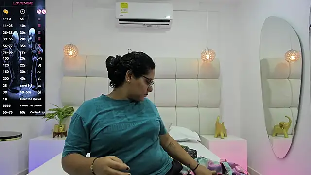 DanielleEvans  online show from October 16, 11:18 am