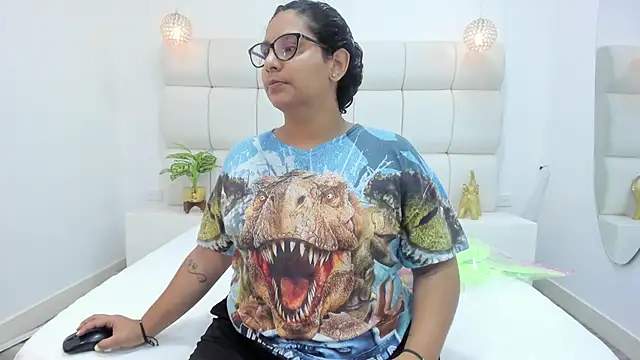 DanielleEvans  online show from October 28, 11:31 am