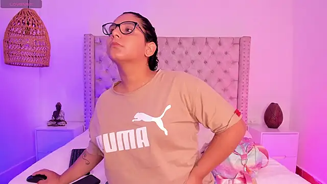 DanielleEvans  online show from March 22, 11:21 am