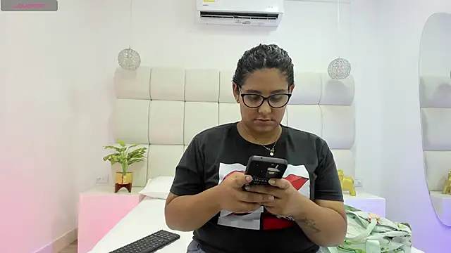 DanielleEvans  online show from September 22, 11:27 am