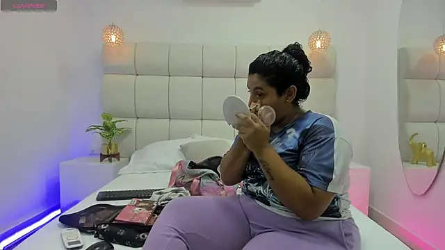 DanielleEvans  online show from November 30, 11:22 am