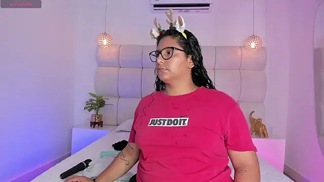 DanielleEvans  online show from December 1, 11:33 am