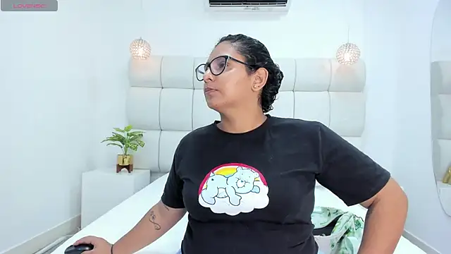 DanielleEvans  online show from November 11, 11:27 am