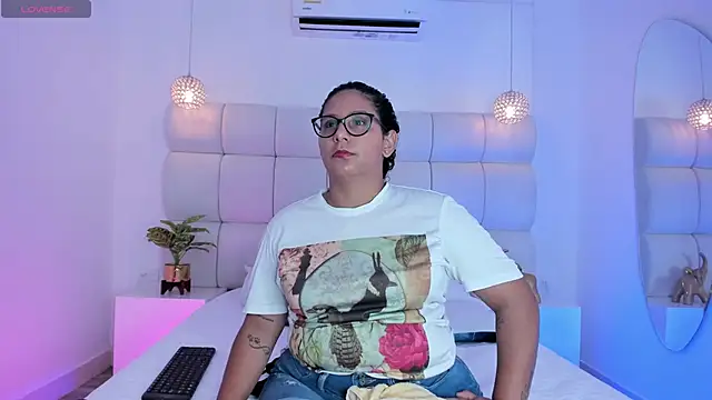 DanielleEvans  online show from September 16, 11:22 am