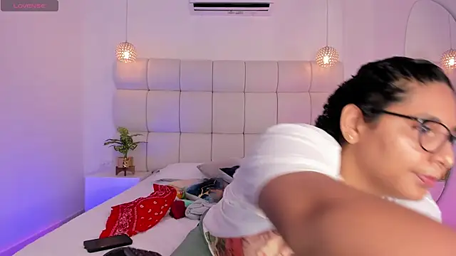 DanielleEvans  online show from November 21, 11:20 am