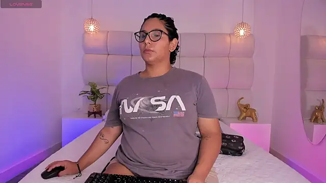 DanielleEvans  online show from November 27, 11:32 am