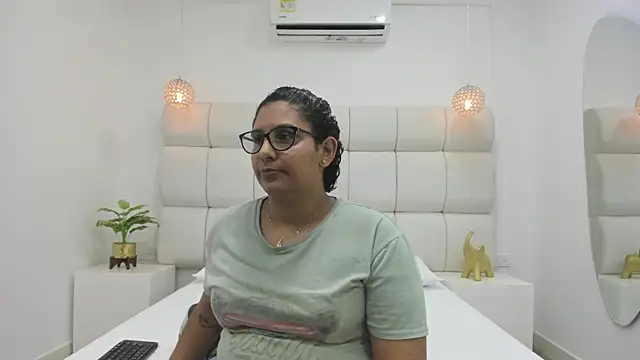 DanielleEvans  online show from October 3, 11:12 am