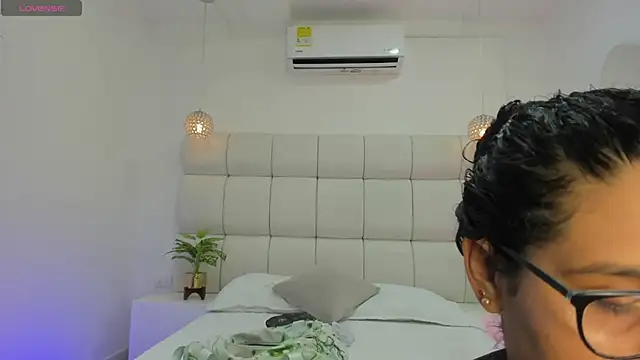 DanielleEvans  online show from November 18, 11:24 am