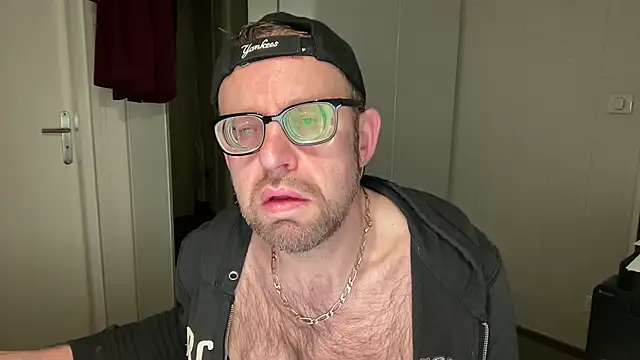 Snapshot of FABIOGLASSES chatting on January 5, 5:30 pm FABIOGLASSES online show from January 5, 5:30 pm