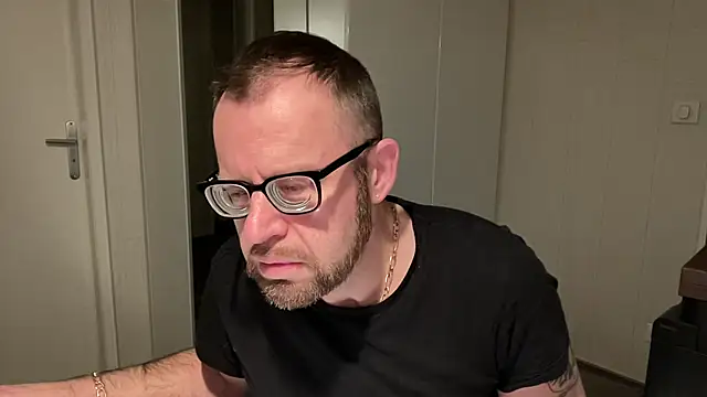 Snapshot of FABIOGLASSES chatting on December 15, 4:26 pm FABIOGLASSES online show from December 15, 4:26 pm