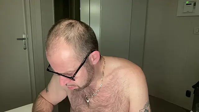 Snapshot of FABIOGLASSES chatting on October 11, 8:32 pm FABIOGLASSES online show from October 11, 8:32 pm