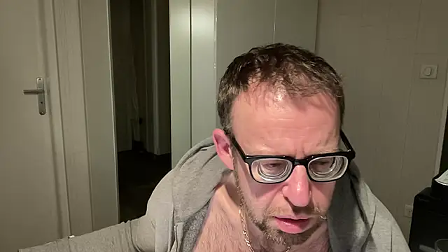 Snapshot of FABIOGLASSES chatting on January 19, 12:06 am FABIOGLASSES online show from January 19, 12:06 am