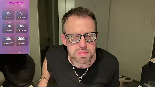 Snapshot of FABIOGLASSES chatting on March 1, 11:04 pm FABIOGLASSES online show from March 1, 11:04 pm