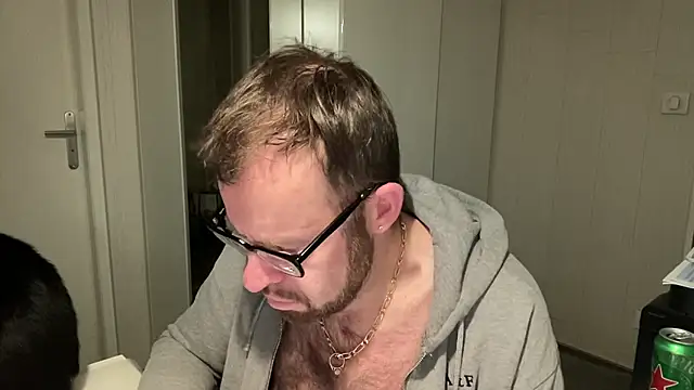 Snapshot of FABIOGLASSES chatting on December 9, 12:01 am FABIOGLASSES online show from December 9, 12:01 am