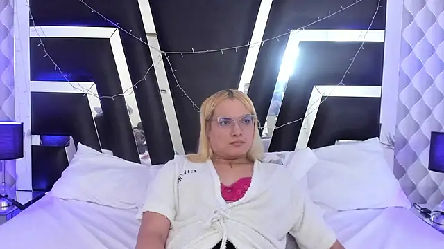 Snapshot of katya_kozlov chatting on November 13, 2:15 am katya kozlov online show from November 13, 2:15 am