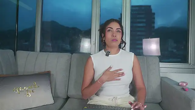Snapshot of aisha_es chatting on May 23, 10:47 am aisha es online show from May 23, 10:47 am