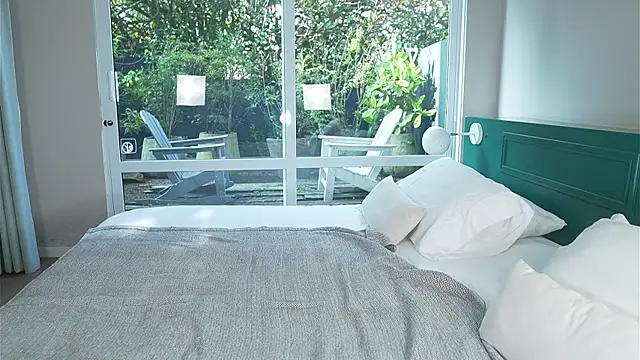 aisha es online show from December 17, 1:05 pm