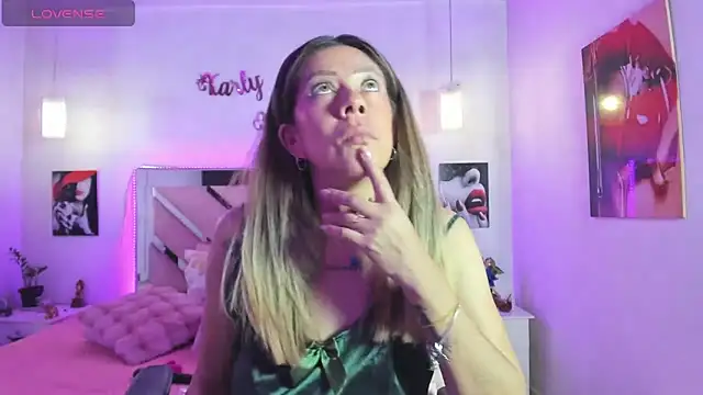 Snapshot of Karly_moon chatting on November 20, 5:19 am Karly moon online show from November 20, 5:19 am