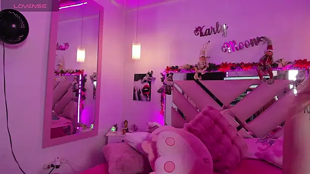 Snapshot of Karly_moon chatting on December 6, 7:15 am Karly moon online show from December 6, 7:15 am