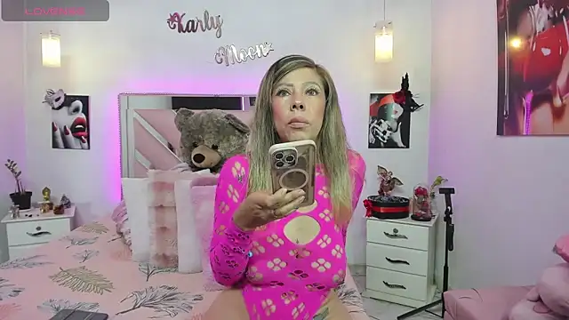 Snapshot of Karly_moon chatting on September 17, 8:11 pm Karly moon online show from September 17, 8:11 pm