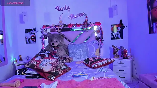 Snapshot of Karly_moon chatting on December 18, 6:32 am Karly moon online show from December 18, 6:32 am