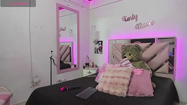 Snapshot of Karly_moon chatting on September 13, 12:21 am Karly moon online show from September 13, 12:21 am