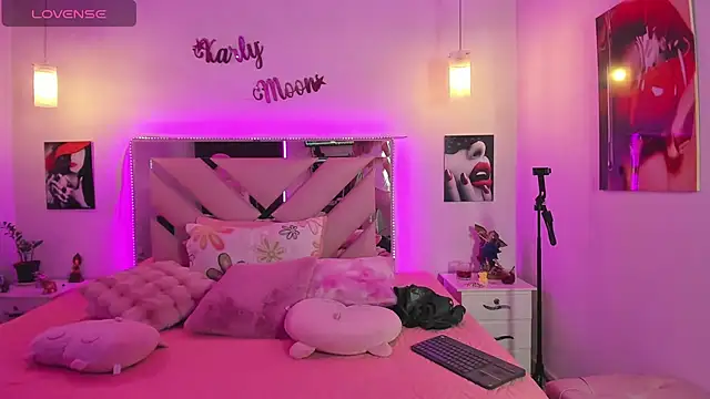 Snapshot of Karly_moon chatting on November 19, 5:13 pm Karly moon online show from November 19, 5:13 pm