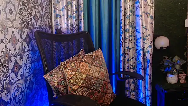 Snapshot of The_Divine_Love chatting on May 7, 8:45 pm The Divine Love online show from May 7, 8:45 pm