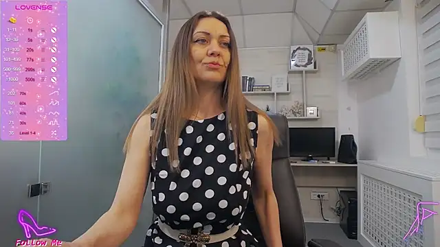 Snapshot of EllaMilf_ chatting on March 6, 6:37 pm EllaMilf online show from March 6, 6:37 pm