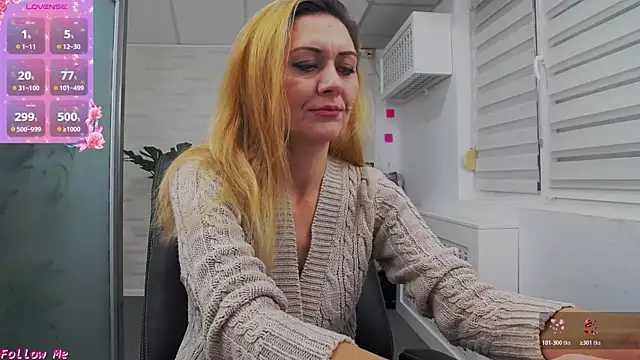 Snapshot of EllaMilf_ chatting on November 25, 3:23 pm EllaMilf online show from November 25, 3:23 pm