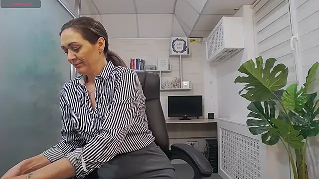 Snapshot of EllaMilf_ chatting on March 3, 12:39 pm EllaMilf online show from March 3, 12:39 pm