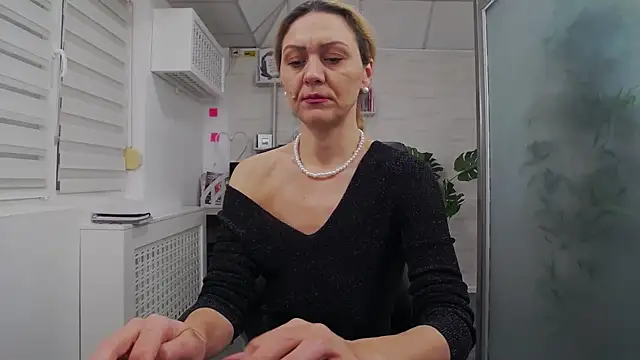 Snapshot of EllaMilf_ chatting on November 12, 1:26 pm EllaMilf online show from November 12, 1:26 pm