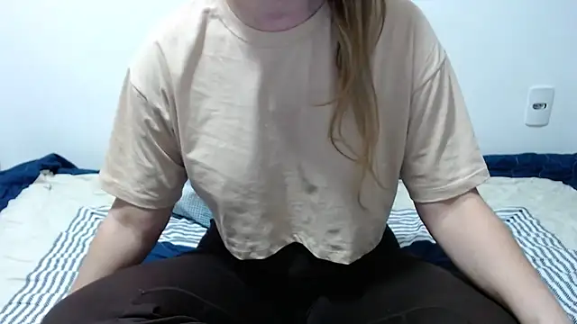 Snapshot of Laiara22 chatting on May 28, 2:08 am Laiara22 online show from May 28, 2:08 am
