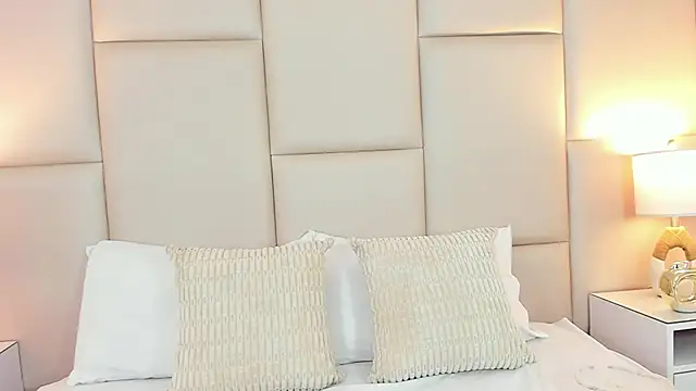 AntoniaRoss  online show from March 6, 1:06 pm