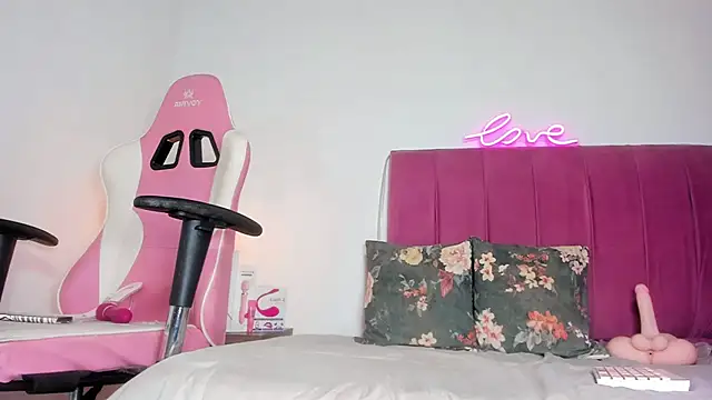 Valentinamolina  online show from June 26, 8:03 pm