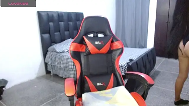 Snapshot of Emiliklauss22 chatting on October 21, 6:13 am Emiliklauss22 online show from October 21, 6:13 am