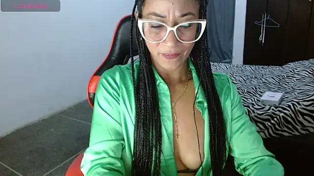 Emiliklauss22 online show from April 19, 10:49 am