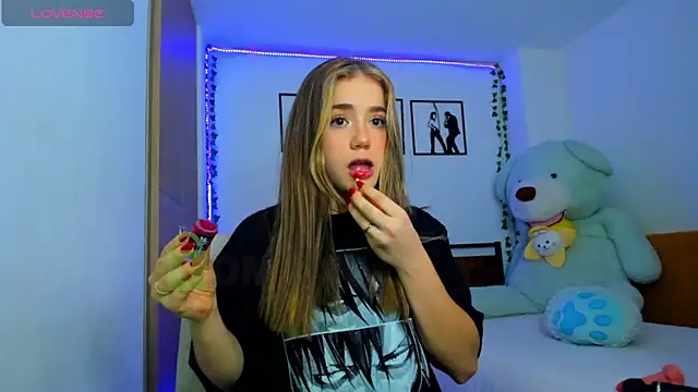 Snapshot of ShelbyHagen chatting on December 13, 4:05 pm ShelbyHagen online show from December 13, 4:05 pm