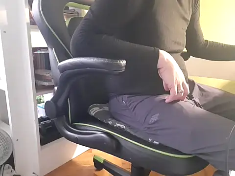 Snapshot of feathersify chatting on November 13, 6:39 am feathersify online show from November 13, 6:39 am