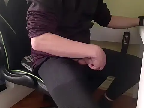 Snapshot of feathersify chatting on December 19, 1:24 pm feathersify online show from December 19, 1:24 pm