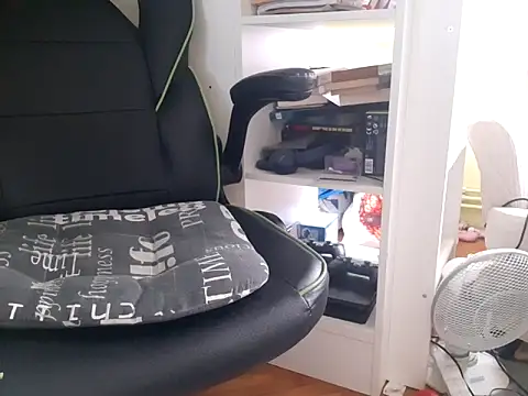 Snapshot of feathersify chatting on October 28, 6:56 am feathersify online show from October 28, 6:56 am