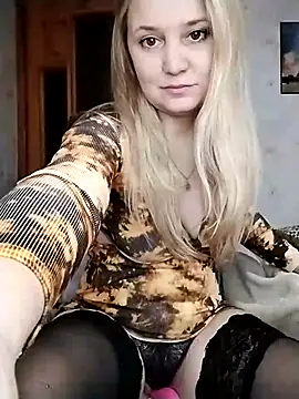 ImyoursLilu32 online show from January 10, 8:59 pm