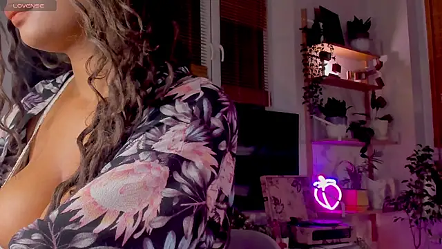 Snapshot of Ana_Peachy_ chatting on December 17, 11:16 pm Ana Peachy  online show from December 17, 11:16 pm