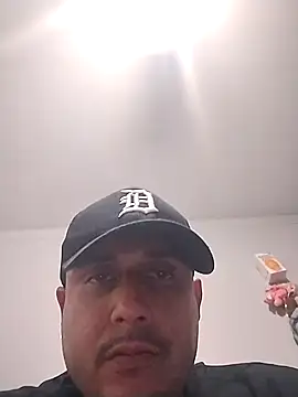 Snapshot of thickcocklatino chatting on October 27, 12:11 am thickcocklatino online show from October 27, 12:11 am