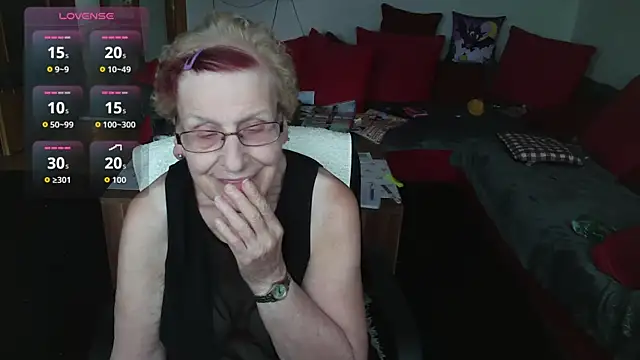 HeisseomaOriginal online show from October 10, 7:20 am