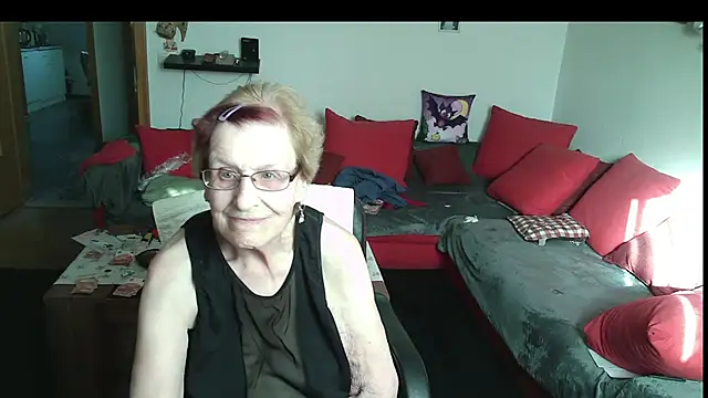 HeisseomaOriginal online show from April 9, 7:14 am