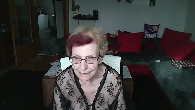 HeisseomaOriginal online show from April 10, 7:15 am