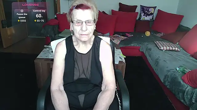 HeisseomaOriginal online show from October 3, 7:32 am